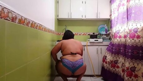 Whenever my stepsister has to clean the house, she doesn't wear a lot of clothes so that I can see her so we can fuck la