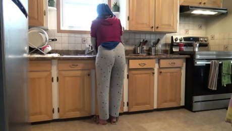 Syrian Wife Lets 18 Year Old German Stepson Fuck Her In The Kitchen